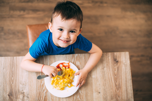 NIÑOS COMIENDO